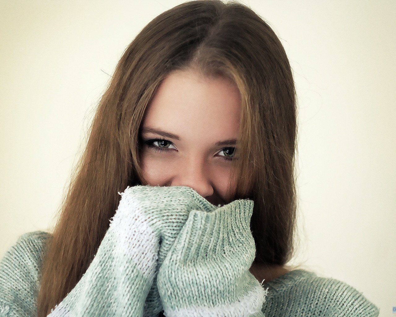 Обои глаза, девушка, взгляд, модель, волосы, свитер, eyes, girl, look, model, hair, sweater разрешение 2560x1707 Загрузить