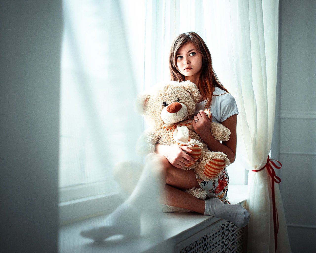 Обои девушка, настроение, медведь, игрушка, окно, плюшевый мишка, girl, mood, bear, toy, window, teddy bear разрешение 2000x1125 Загрузить