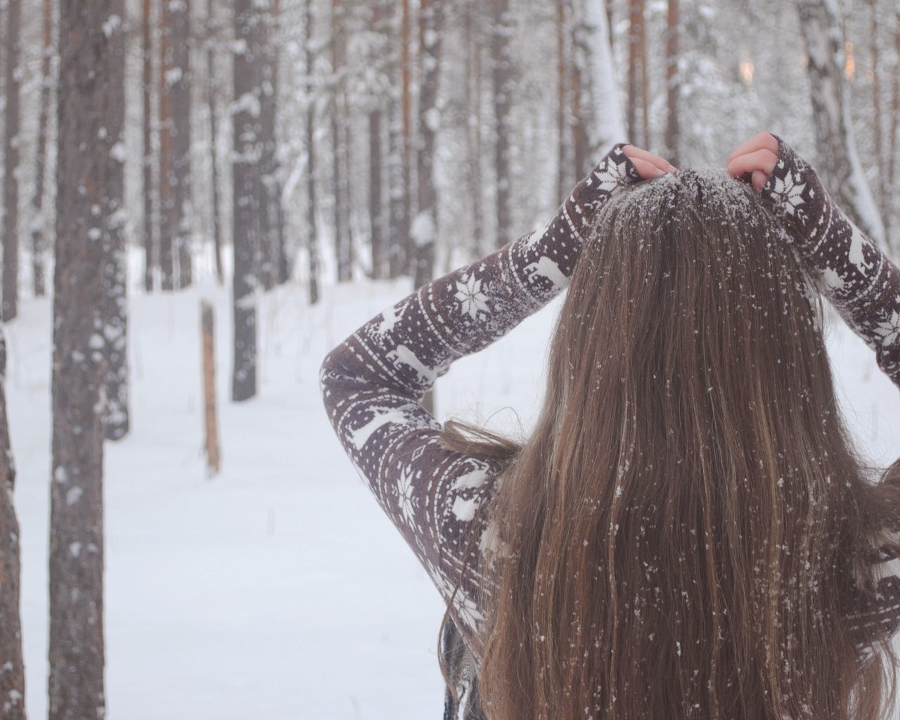 Обои снег, природа, девушка, свитер, длинные волосы, snow, nature, girl, sweater, long hair разрешение 2560x1600 Загрузить