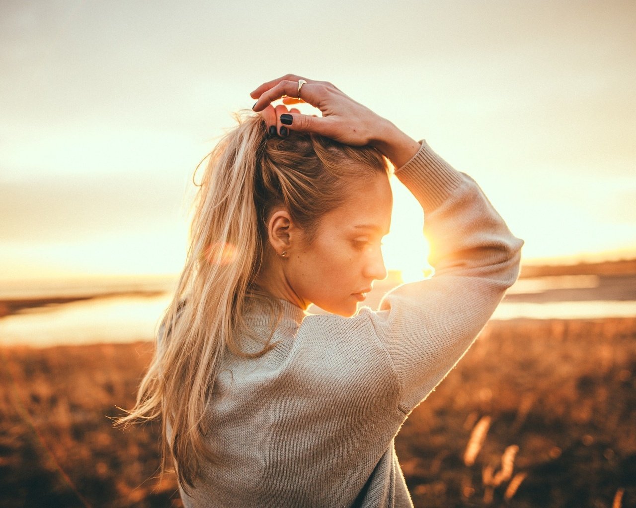 Обои солнце, закат, девушка, блондинка, портрет, the sun, sunset, girl, blonde, portrait разрешение 2048x1366 Загрузить