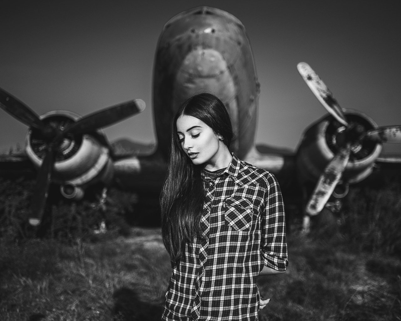 Обои девушка, самолет, портрет, чёрно-белое, рубашка, girl, the plane, portrait, black and white, shirt разрешение 2048x1293 Загрузить