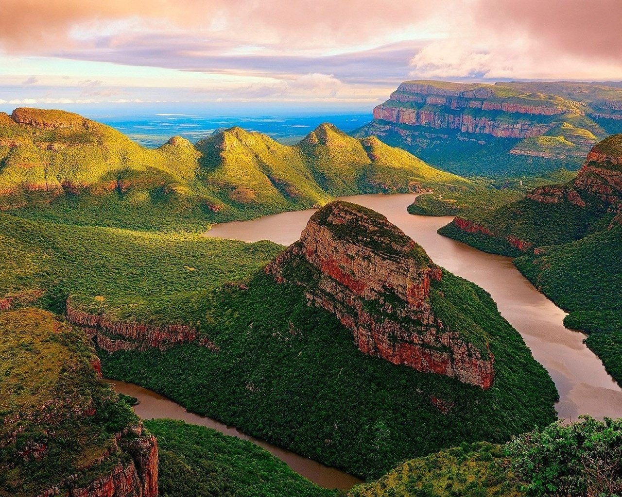 Обои река, горы, скалы, каньон, юар, blyde river canyon nature reserve, river, mountains, rocks, canyon, south africa разрешение 1920x1200 Загрузить