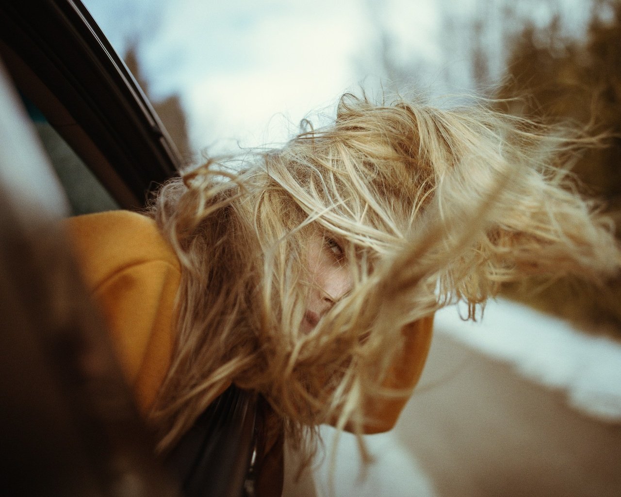 Обои девушка, блондинка, авто, модель, волосы, ветер, girl, blonde, auto, model, hair, the wind разрешение 2048x1365 Загрузить