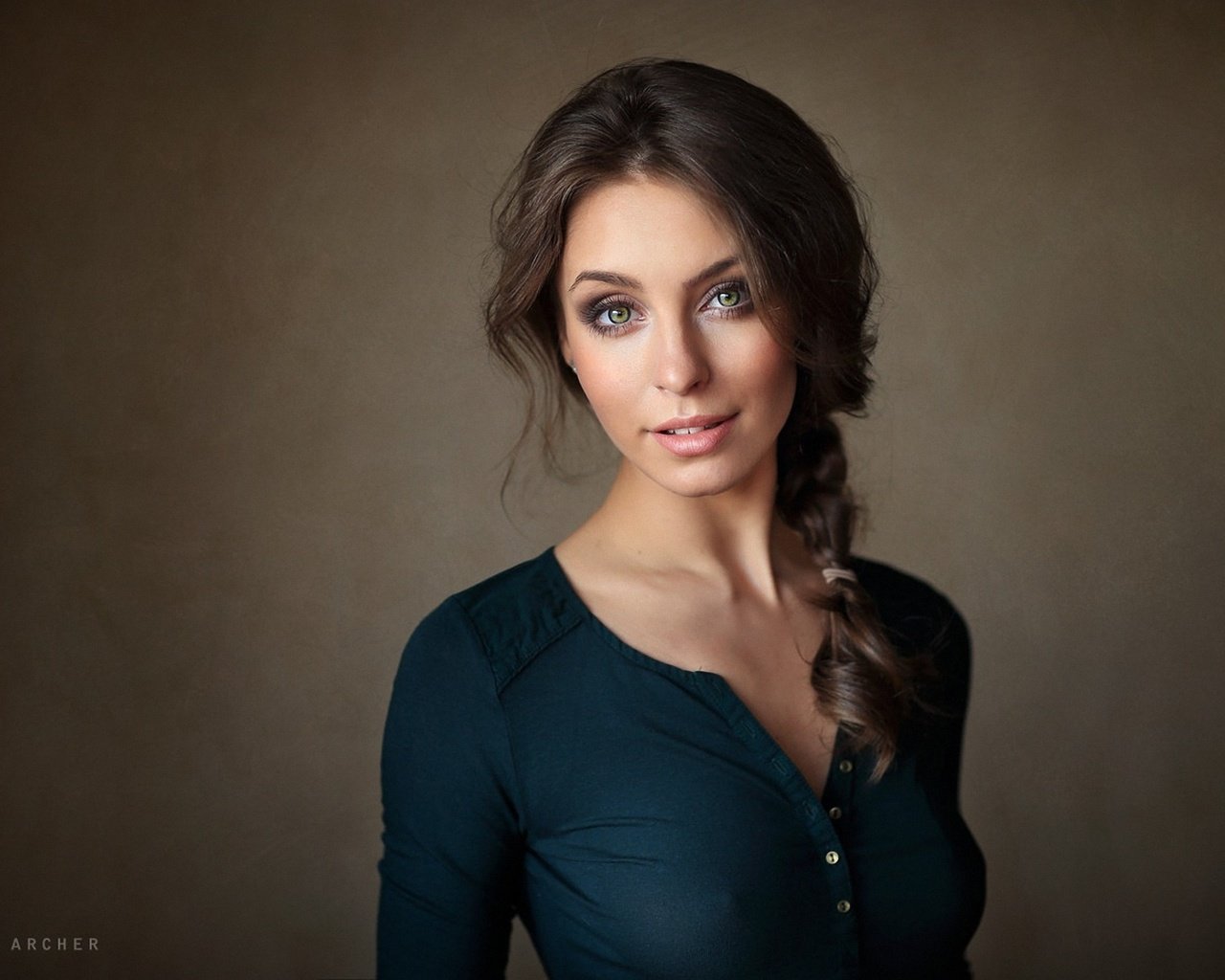 Обои брюнетка, девушки, модель, коса, блузка, brunette, girls, model, braid, blouse разрешение 1920x1280 Загрузить