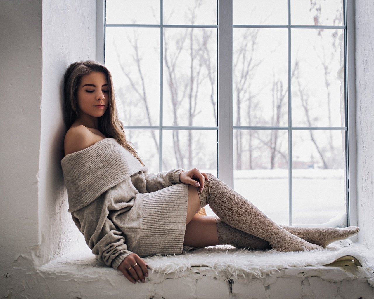 Обои девушка, брюнетка, модель, чулки, окно, girl, brunette, model, stockings, window разрешение 2048x1366 Загрузить