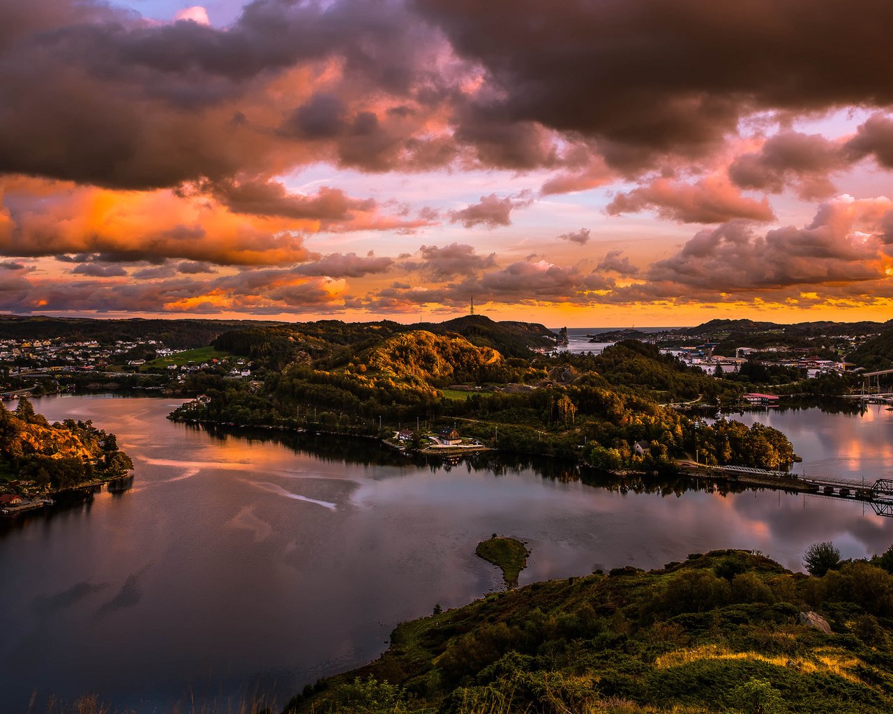 Обои небо, селение, облака, река, холмы, природа, закат, пейзаж, мост, the sky, the village, clouds, river, hills, nature, sunset, landscape, bridge разрешение 2048x1208 Загрузить