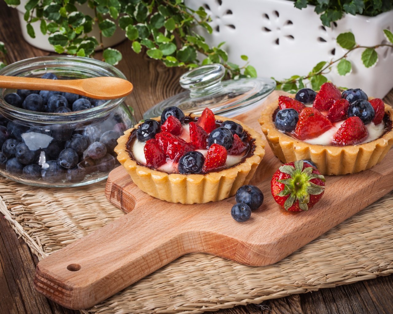 Обои клубника, сладенько, тарт, ягоды, крем, лесные ягоды, черника, сладкое, корзинка, десерт, тарталетка, аппетитная, delicious, strawberry, tart, berries, cream, blueberries, sweet, basket, dessert, tartlet разрешение 5616x3744 Загрузить