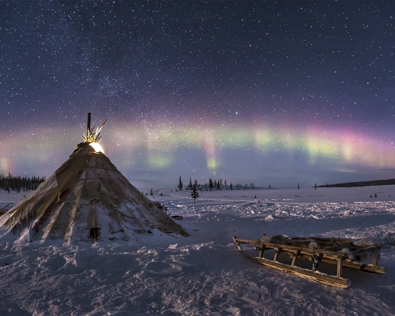 Обои зима, сани, северное сияние, север, тундра, вигвам, юрта, winter, sleigh, northern lights, north, tundra, wigwam, yurt разрешение 1920x1280 Загрузить