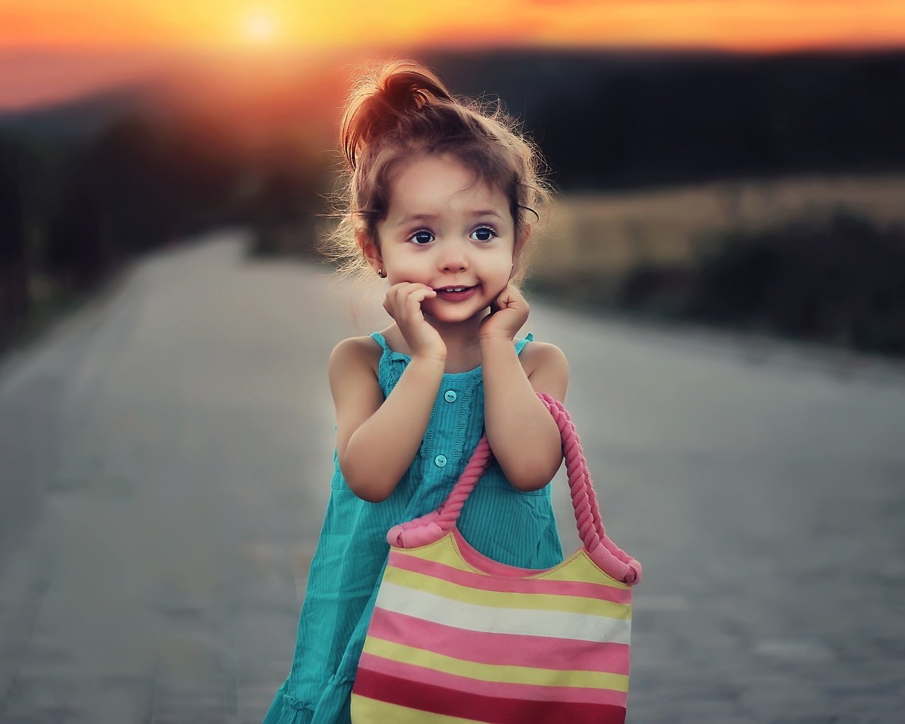 Обои дорога, закат, дети, девочка, ребенок, сумерки, сумка, road, sunset, children, girl, child, twilight, bag разрешение 5483x3599 Загрузить