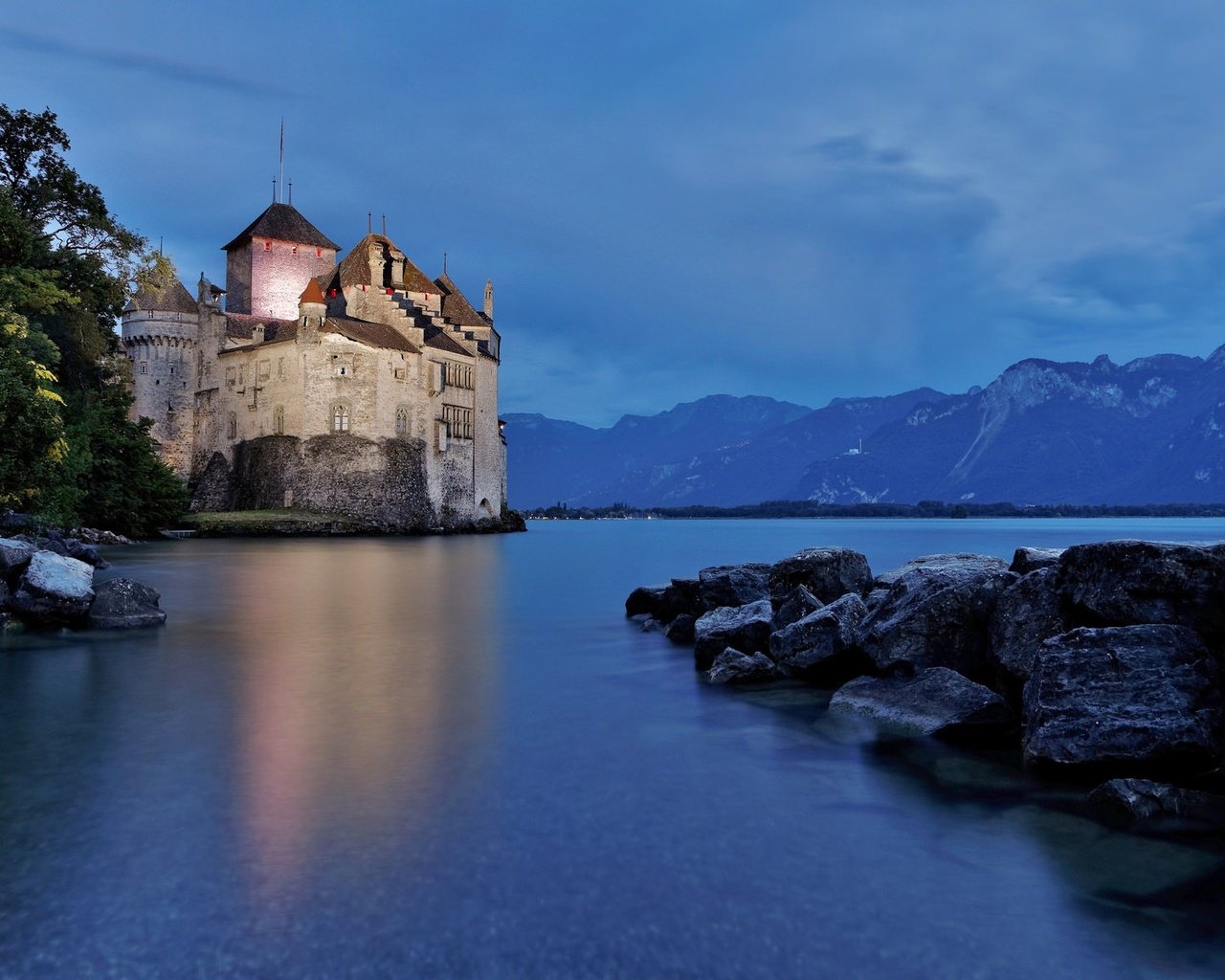 Обои ночь, огни, вода, замок, швейцария, шильонский замок, night, lights, water, castle, switzerland, chillon castle разрешение 2048x1152 Загрузить