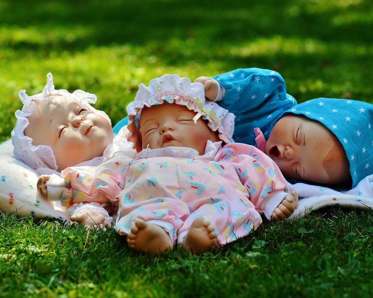 Обои трава, дети, игрушки, малыши, куклы, новорожденные, grass, children, toys, kids, doll, newborns разрешение 2000x1330 Загрузить