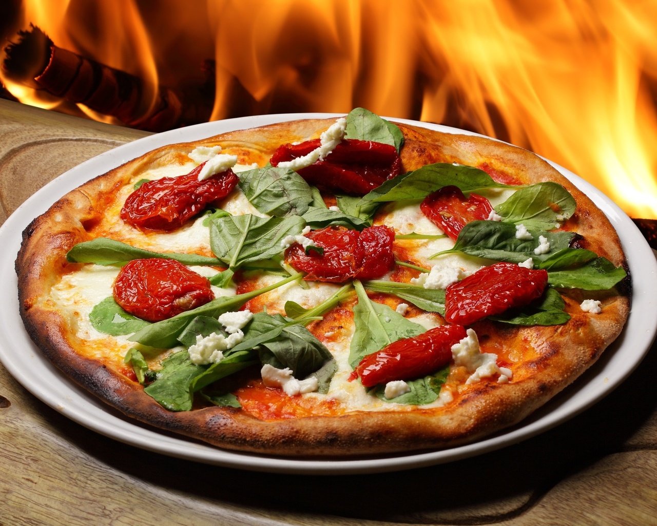 Обои огонь, помидоры, пицца, руккола, fire, tomatoes, pizza, arugula разрешение 1933x1325 Загрузить