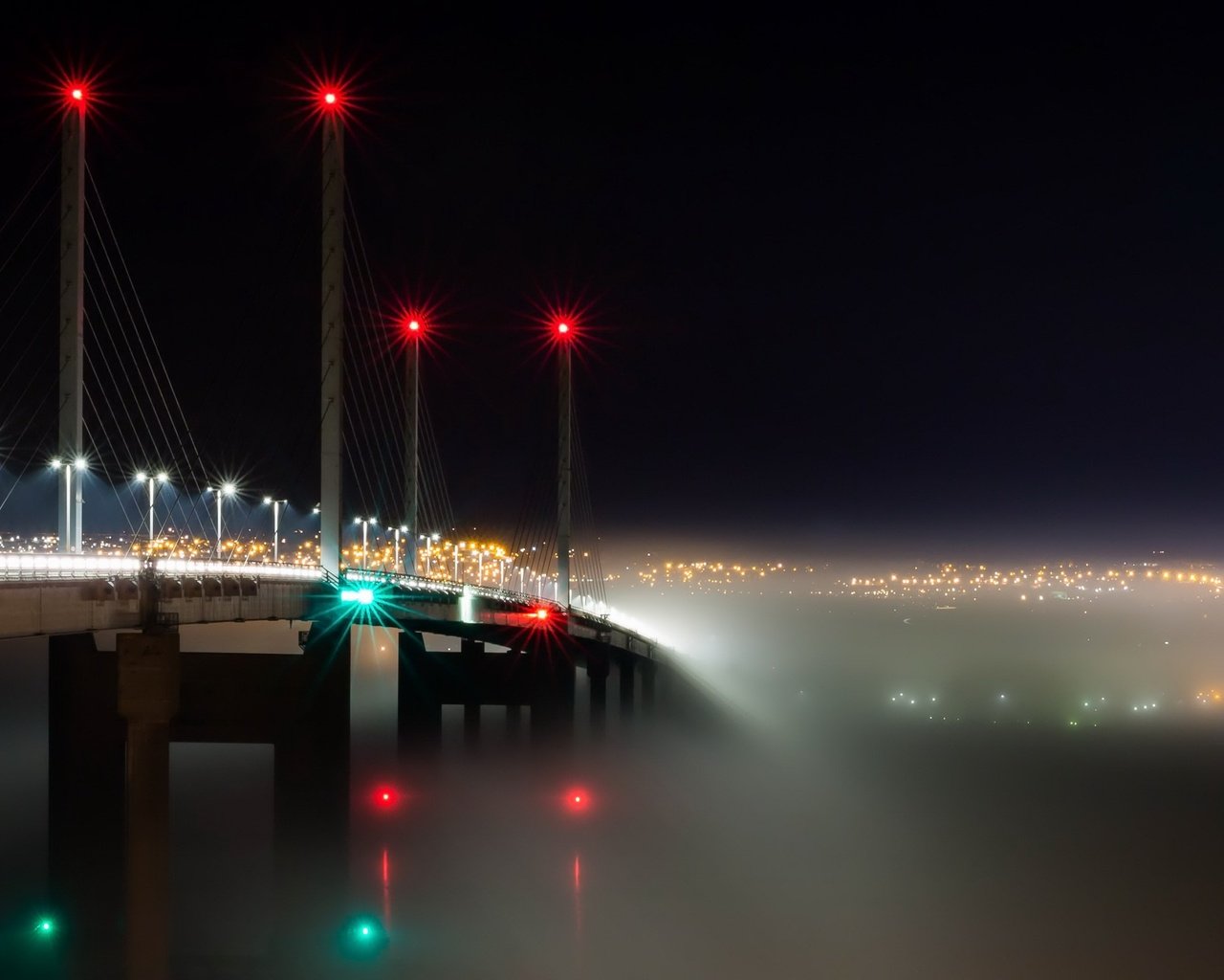 Обои огни, туман, мост, транспорт, шотландия, kessock, into the mist, кесок, lights, fog, bridge, transport, scotland, kasok разрешение 2560x1440 Загрузить