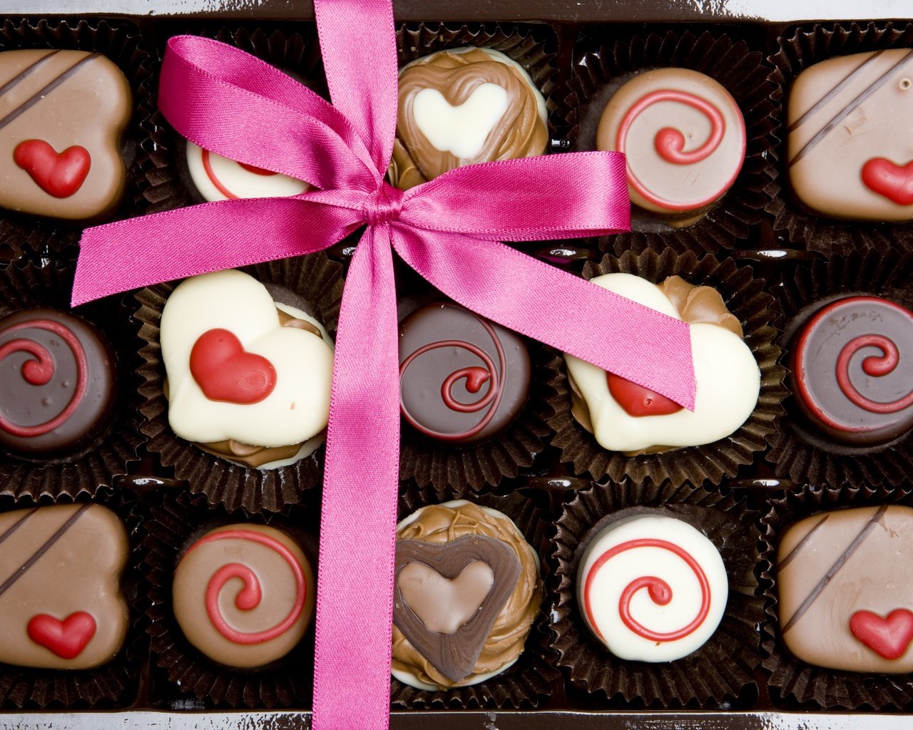 Обои сердечка, конфеты, valentine`s day, сердце, любовь, подарок, шоколад, романтик, день святого валентина, в шоколаде, влюбленная, candy, heart, love, gift, chocolate, romantic, valentine's day разрешение 5008x3405 Загрузить