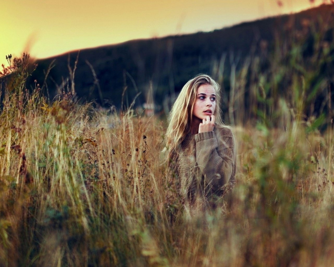 Обои трава, девушка, блондинка, поле, модель, grass, girl, blonde, field, model разрешение 2560x1600 Загрузить