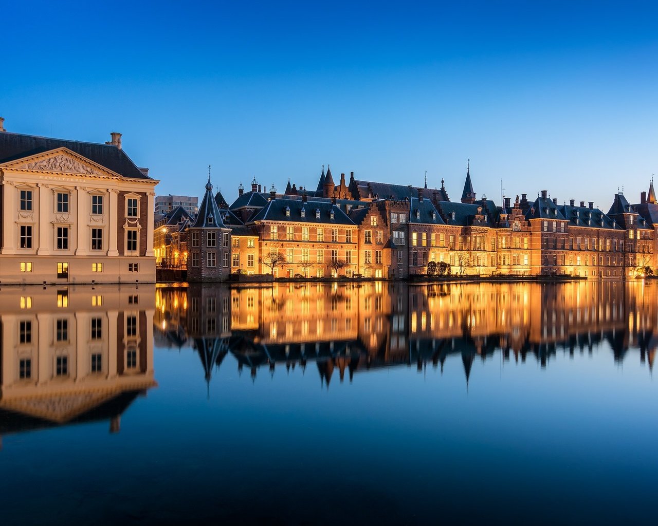 Обои вода, отражение, канал, нидерланды, голландия, den haag, гаага, parlement, water, reflection, channel, netherlands, holland, the hague разрешение 2048x1365 Загрузить