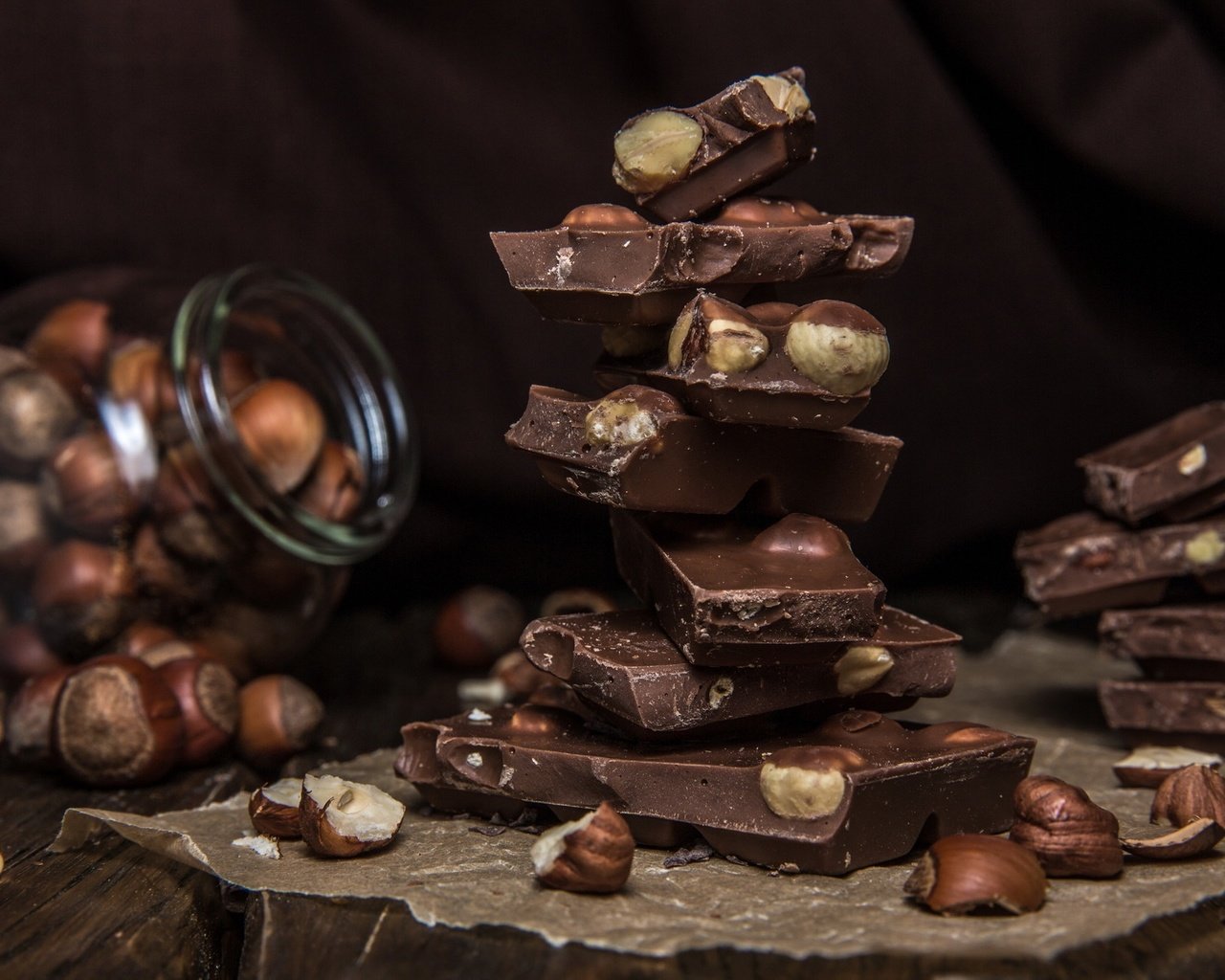 Обои орехи, шоколад, сладкое, фундук, nuts, chocolate, sweet, hazelnuts разрешение 2048x1365 Загрузить