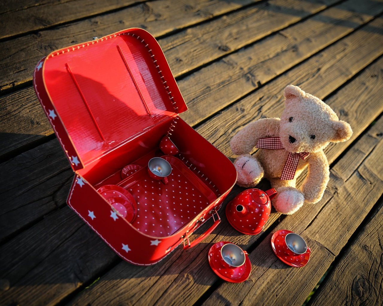 Обои мишка, доски, игра, игрушки, посуда, плюшевый, чемодан, bear, board, the game, toys, dishes, plush, suitcase разрешение 2048x1365 Загрузить