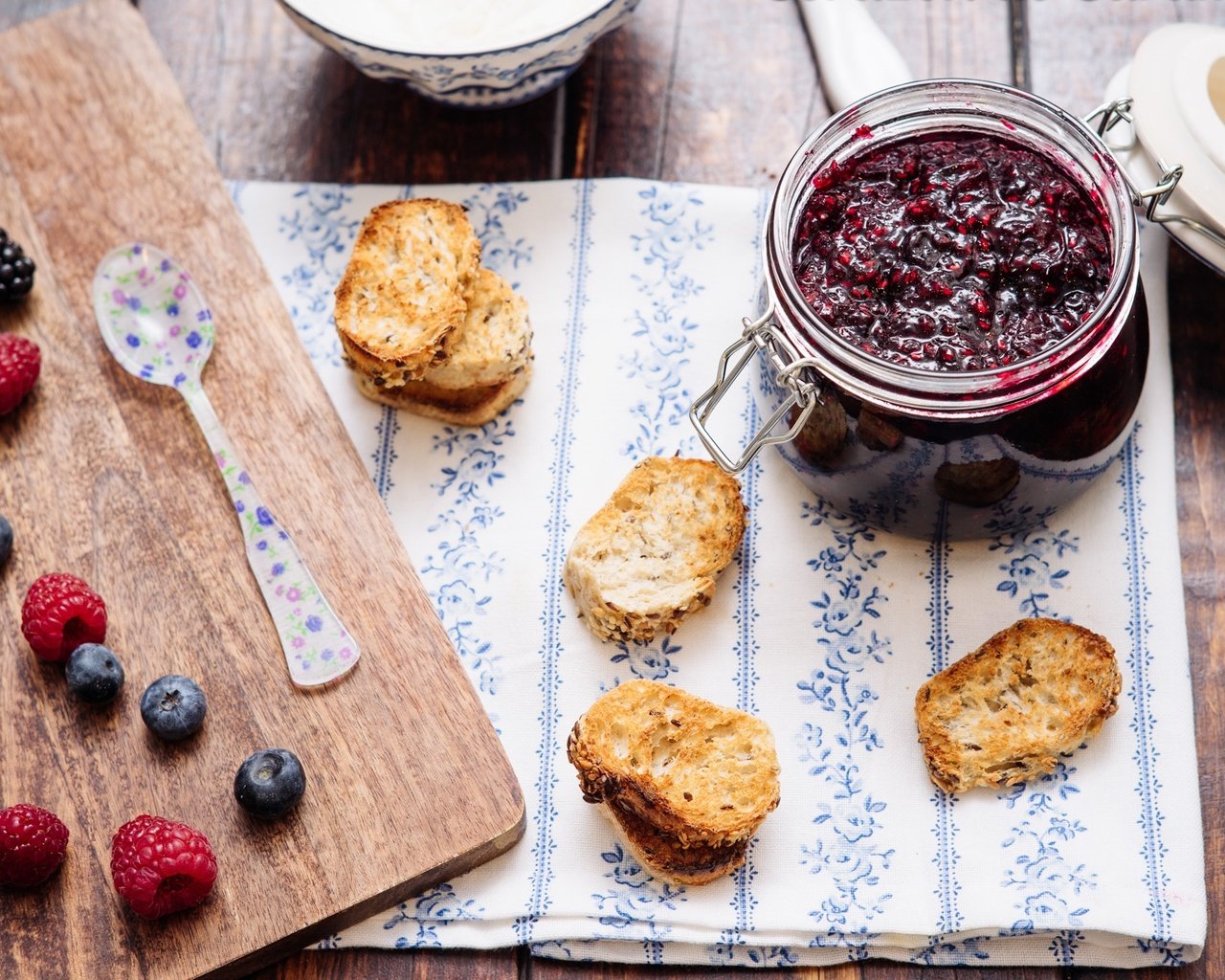 Обои малина, джем, ягоды, черника, варенье, брускетта, raspberry, jam, berries, blueberries, bruschetta разрешение 2048x1366 Загрузить