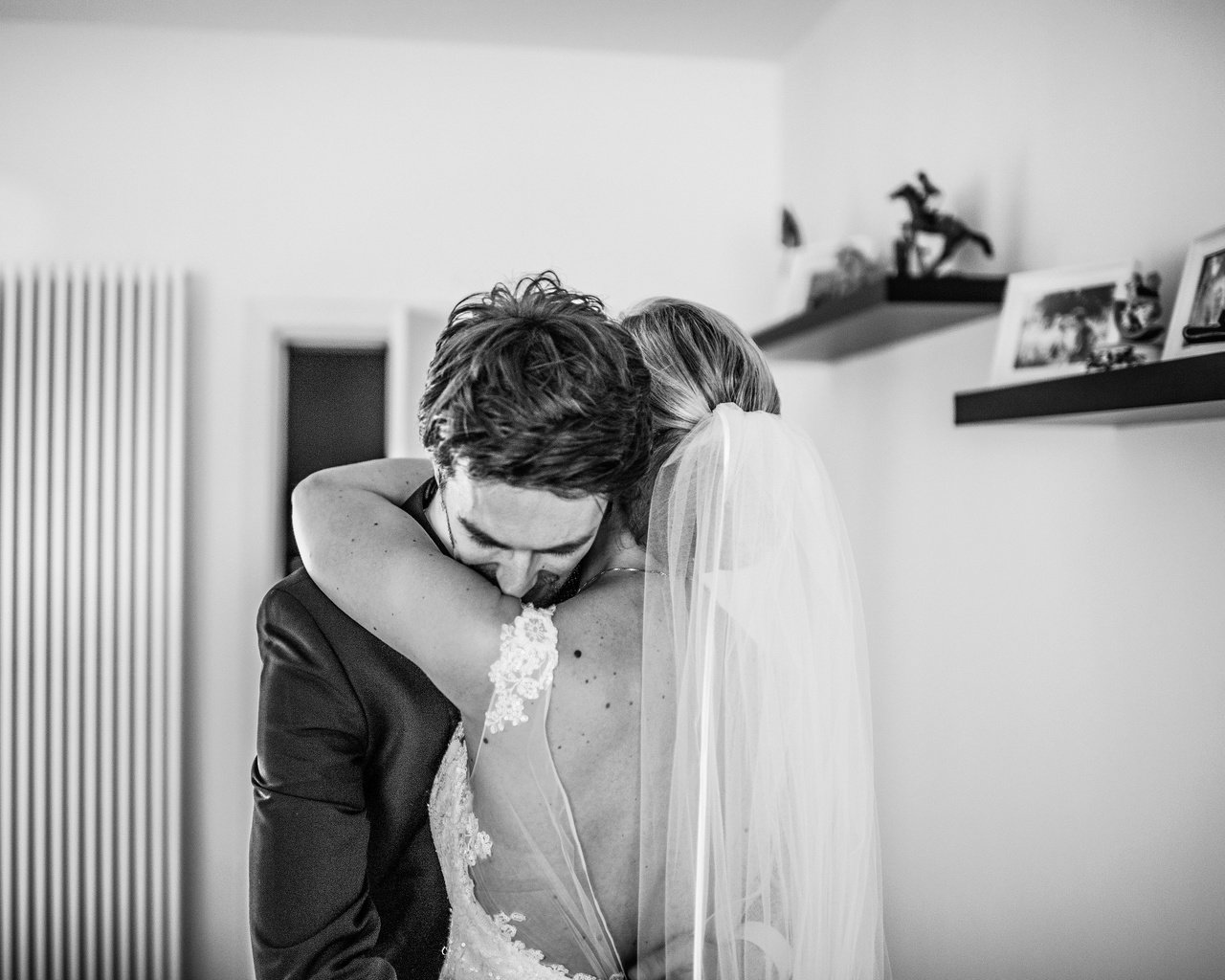 Обои чёрно-белое, любовь, свадьба, невеста, свадебное платье, black and white, love, wedding, the bride, wedding dress разрешение 3008x2008 Загрузить