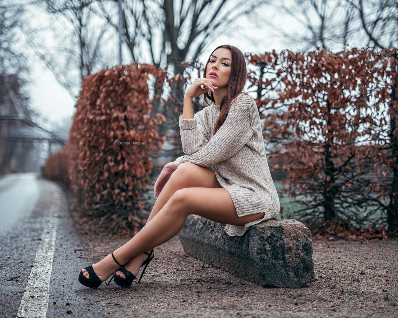 Обои деревья, девушка, взгляд, волосы, сидя, высокие каблуки, trees, girl, look, hair, sitting, high heels разрешение 2048x1365 Загрузить