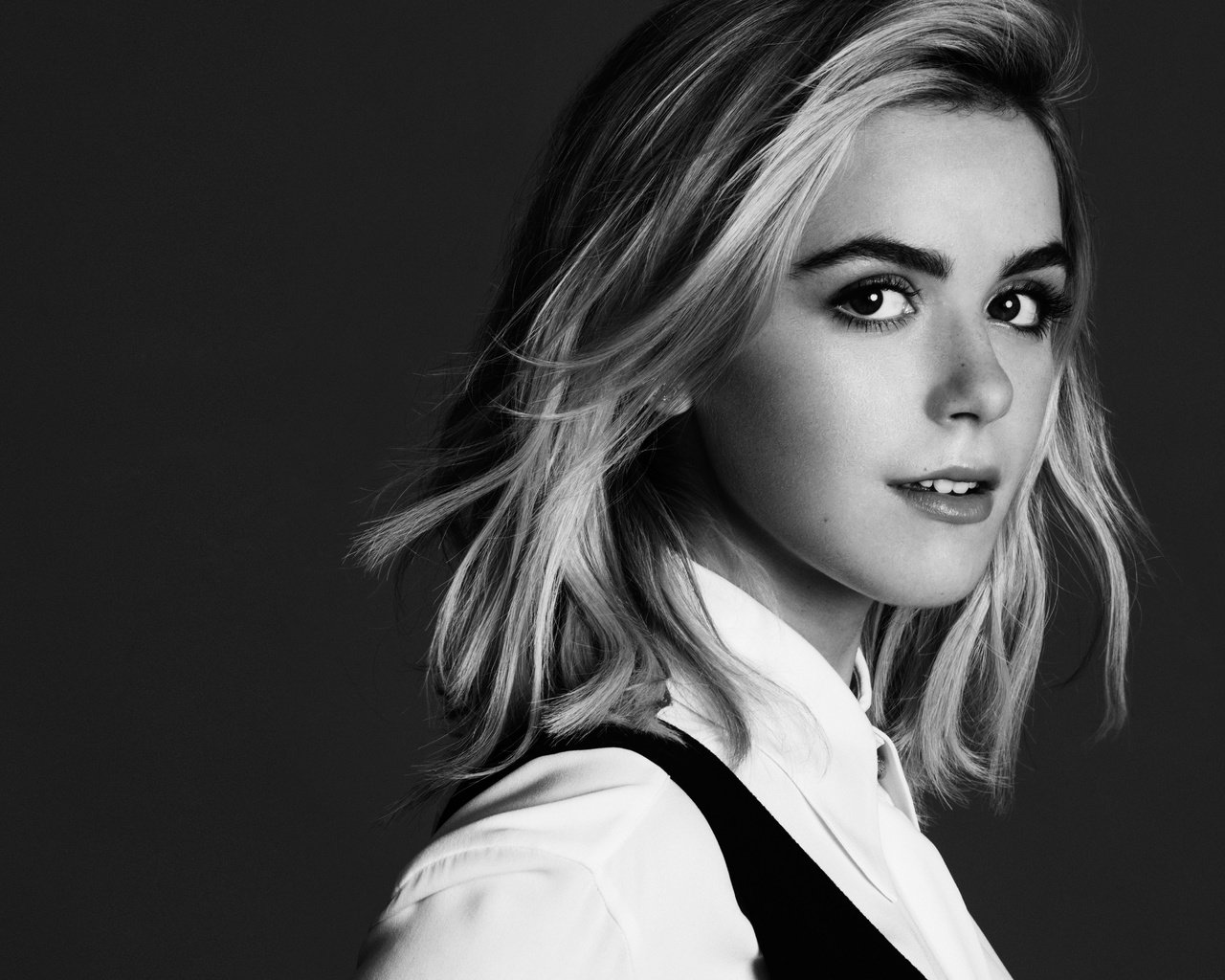 Обои девушка, взгляд, чёрно-белое, волосы, кирнан шипка, girl, look, black and white, hair, kiernan shipka разрешение 6600x4200 Загрузить