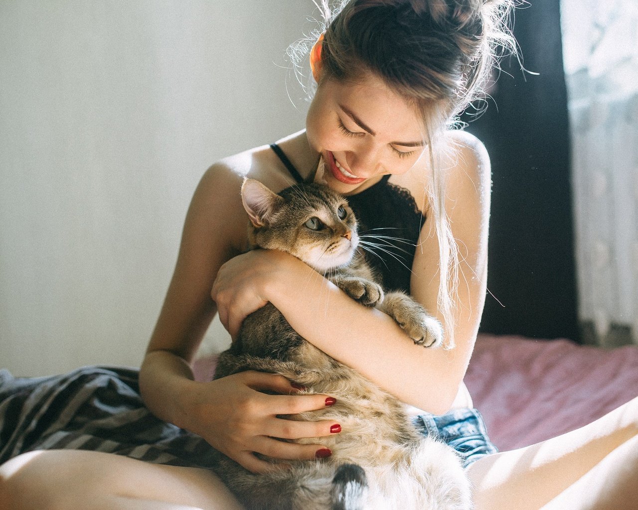 Обои девушка, улыбка, кошка, радость, girl, smile, cat, joy разрешение 2500x1669 Загрузить