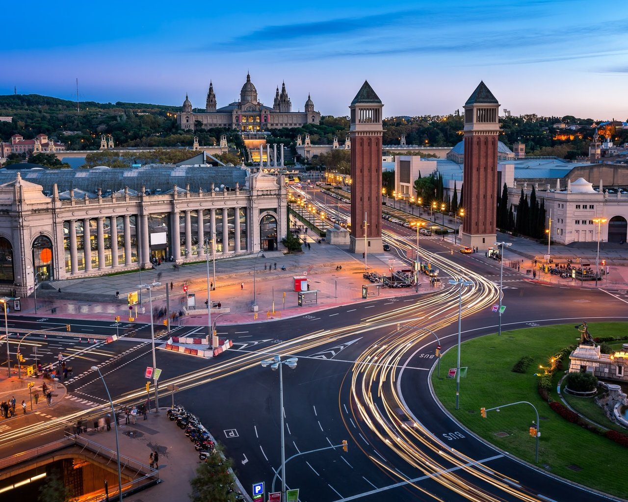 Обои дорога, башни, архитектура, испания, барселона, road, tower, architecture, spain, barcelona разрешение 2000x1333 Загрузить