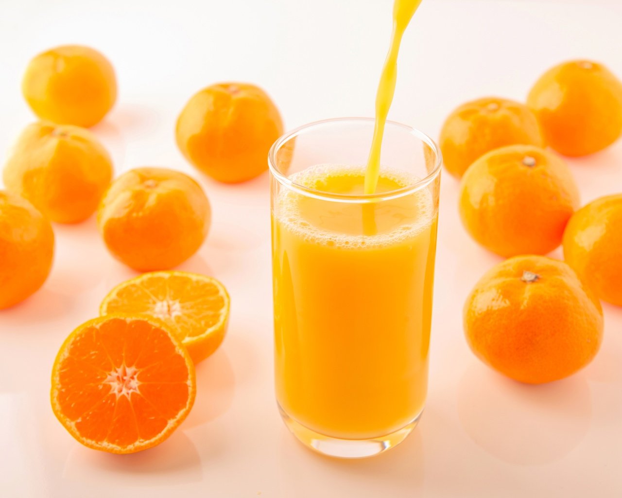 Обои фрукты, стакан, мандарины, цитрусы, сок, fruit, glass, tangerines, citrus, juice разрешение 5000x3327 Загрузить