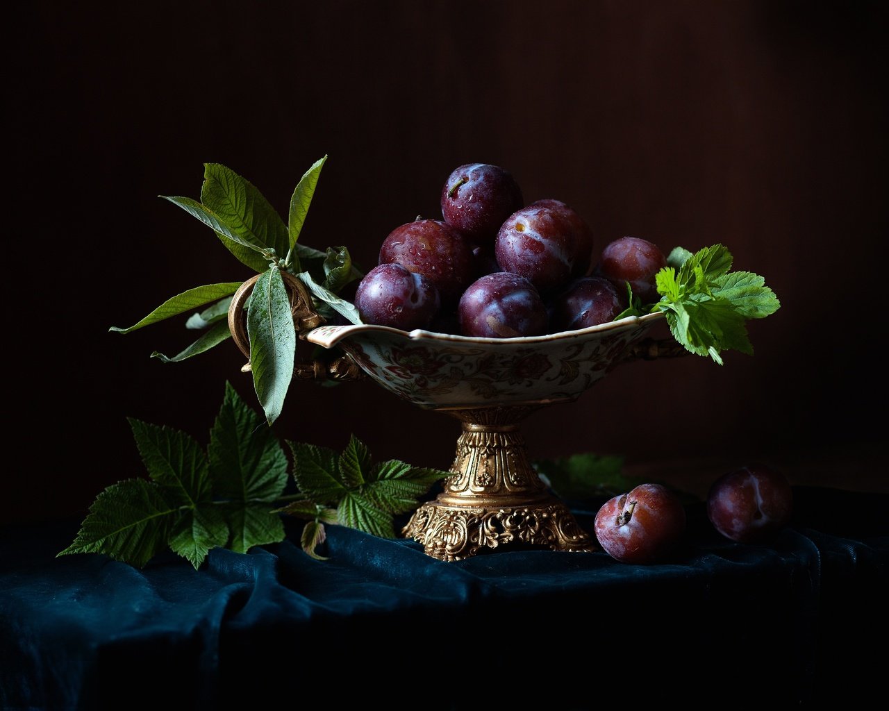 Обои листья, капли, фрукты, плоды, ваза, натюрморт, сливы, leaves, drops, fruit, vase, still life, plum разрешение 2500x1905 Загрузить