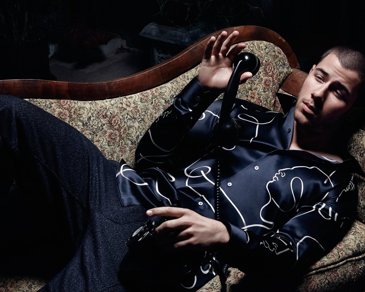 Обои взгляд, nick jonas, greg lotus, лежит, essential homme, ник джонас, лицо, мужчина, телефон, трубка, диван, фотосессия, look, lies, face, male, phone, tube, sofa, photoshoot разрешение 2400x1600 Загрузить