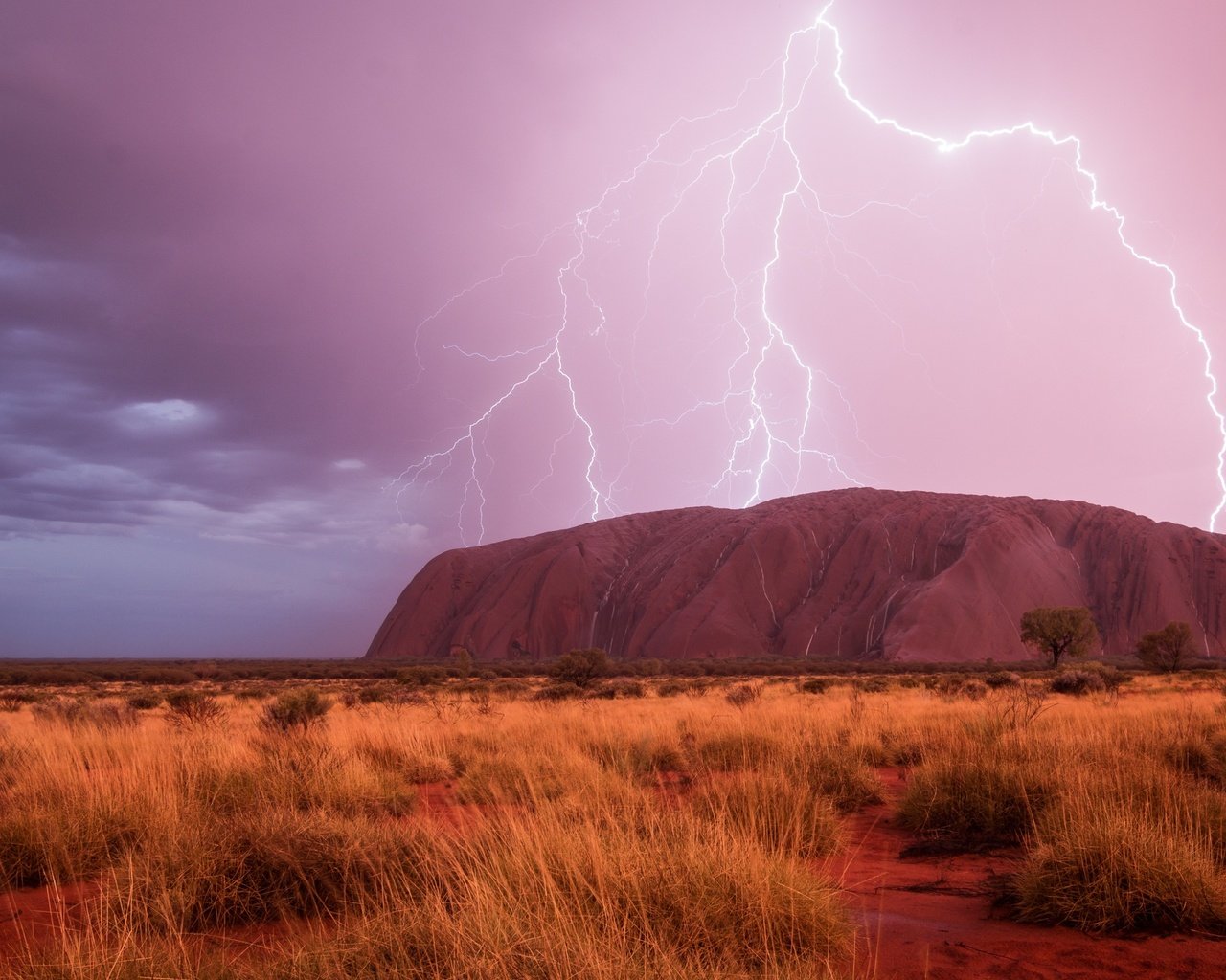 Обои небо, облака, тучи, молния, гора, молнии, австралия, улуру, the sky, clouds, lightning, mountain, zipper, australia, uluru разрешение 2499x1525 Загрузить