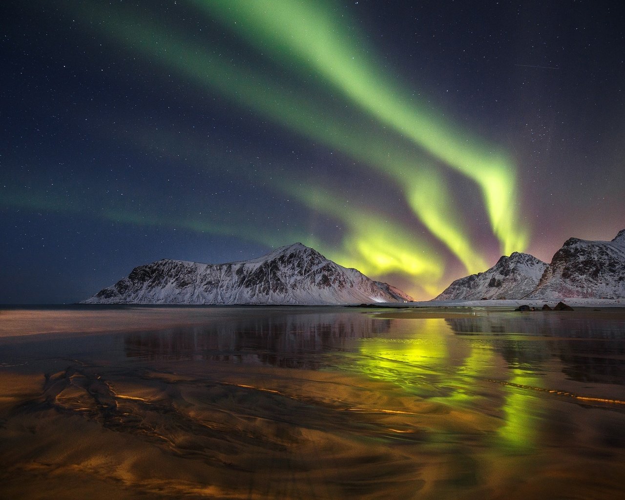 Обои ночь, горы, отражение, северное сияние, норвегия, night, mountains, reflection, northern lights, norway разрешение 2000x1333 Загрузить