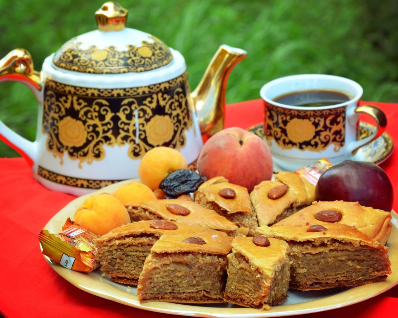 Обои орехи, фрукты, сладости, чай, выпечка, пирог, пахлава, nuts, fruit, sweets, tea, cakes, pie, baklava разрешение 1920x1279 Загрузить