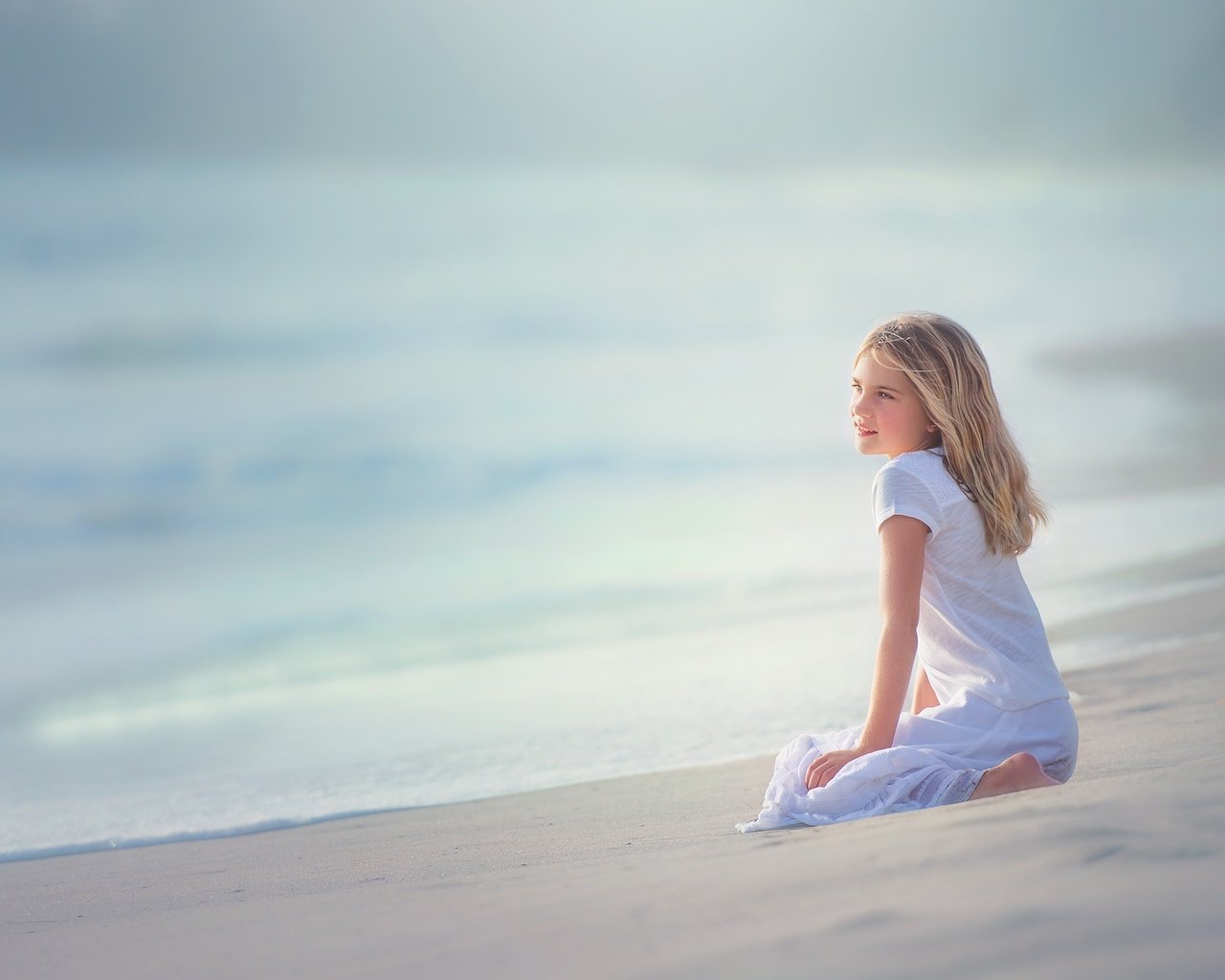 Обои море, песок, пляж, дети, девочка, ребенок, прибой, edie layland, sea, sand, beach, children, girl, child, surf разрешение 2048x1307 Загрузить