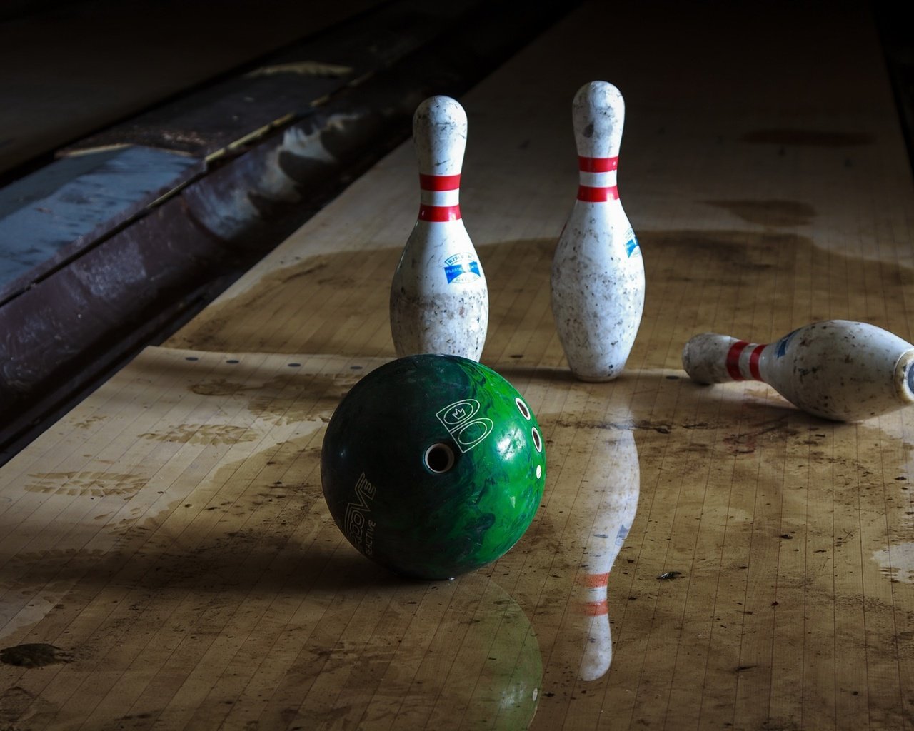 Обои отражение, шар, спорт, боулинг, кегли, reflection, ball, sport, bowling, skittles разрешение 1920x1280 Загрузить