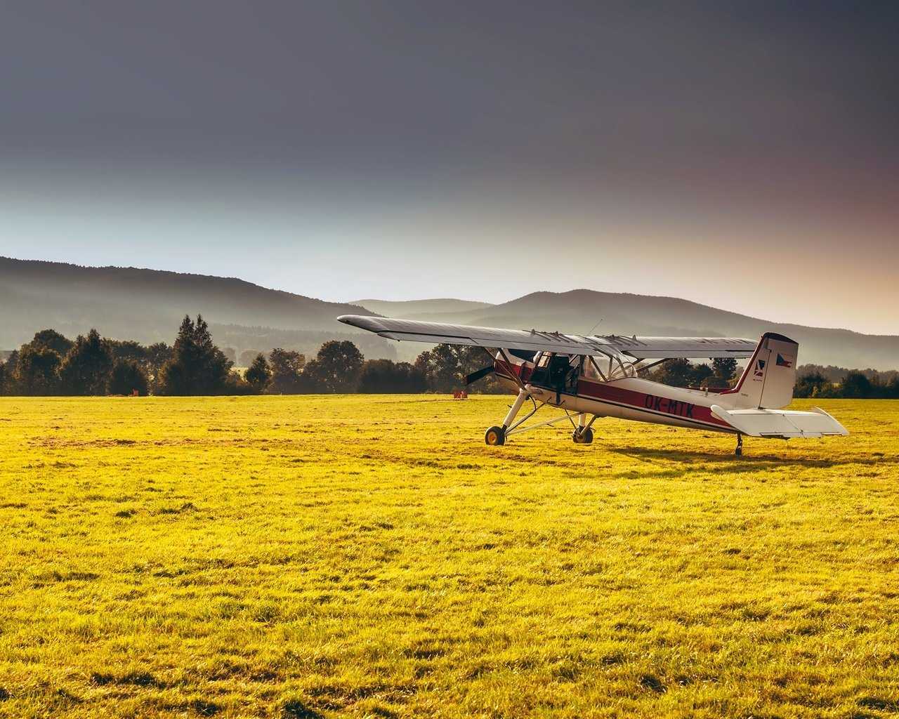 Обои трава, горы, лес, самолет, поле, дымка, солнечно, grass, mountains, forest, the plane, field, haze, sunny разрешение 2200x1461 Загрузить