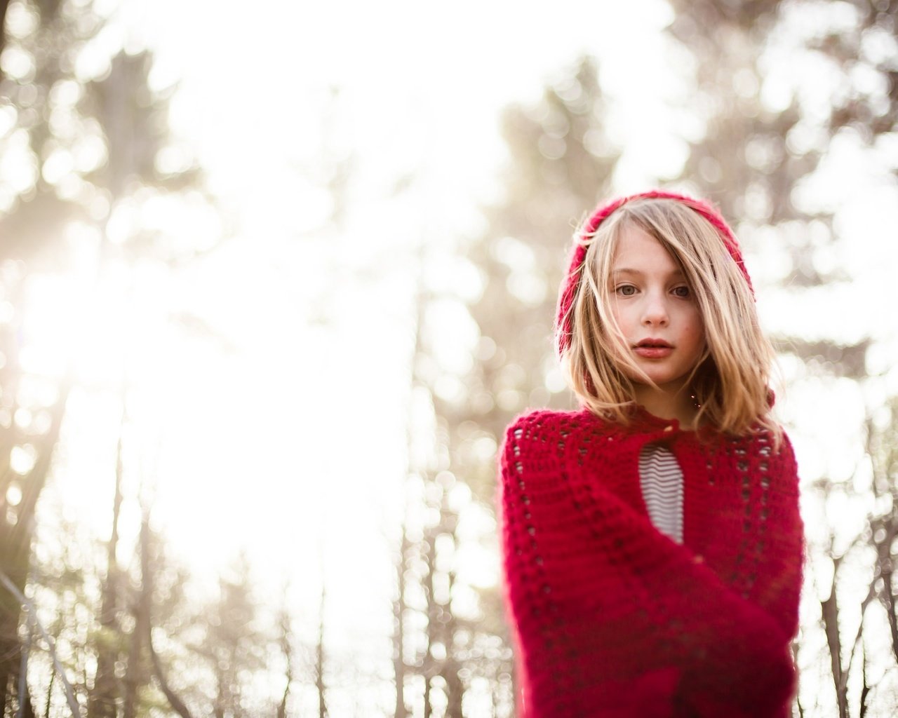 Обои взгляд, дети, девочка, волосы, лицо, в красном, look, children, girl, hair, face, in red разрешение 2048x1365 Загрузить