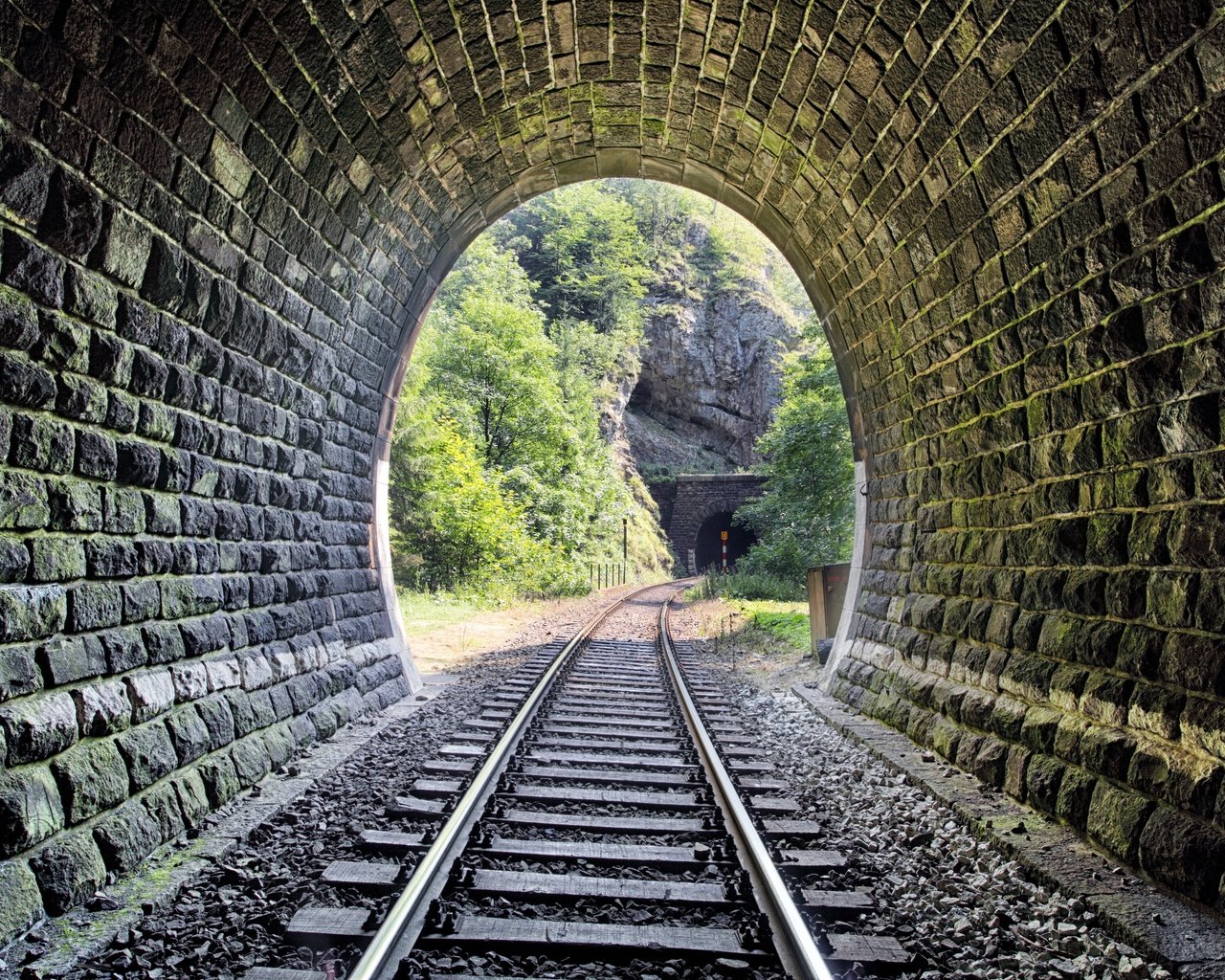 Обои деревья, железная дорога, рельсы, камни, тоннель, trees, railroad, rails, stones, the tunnel разрешение 5614x3742 Загрузить