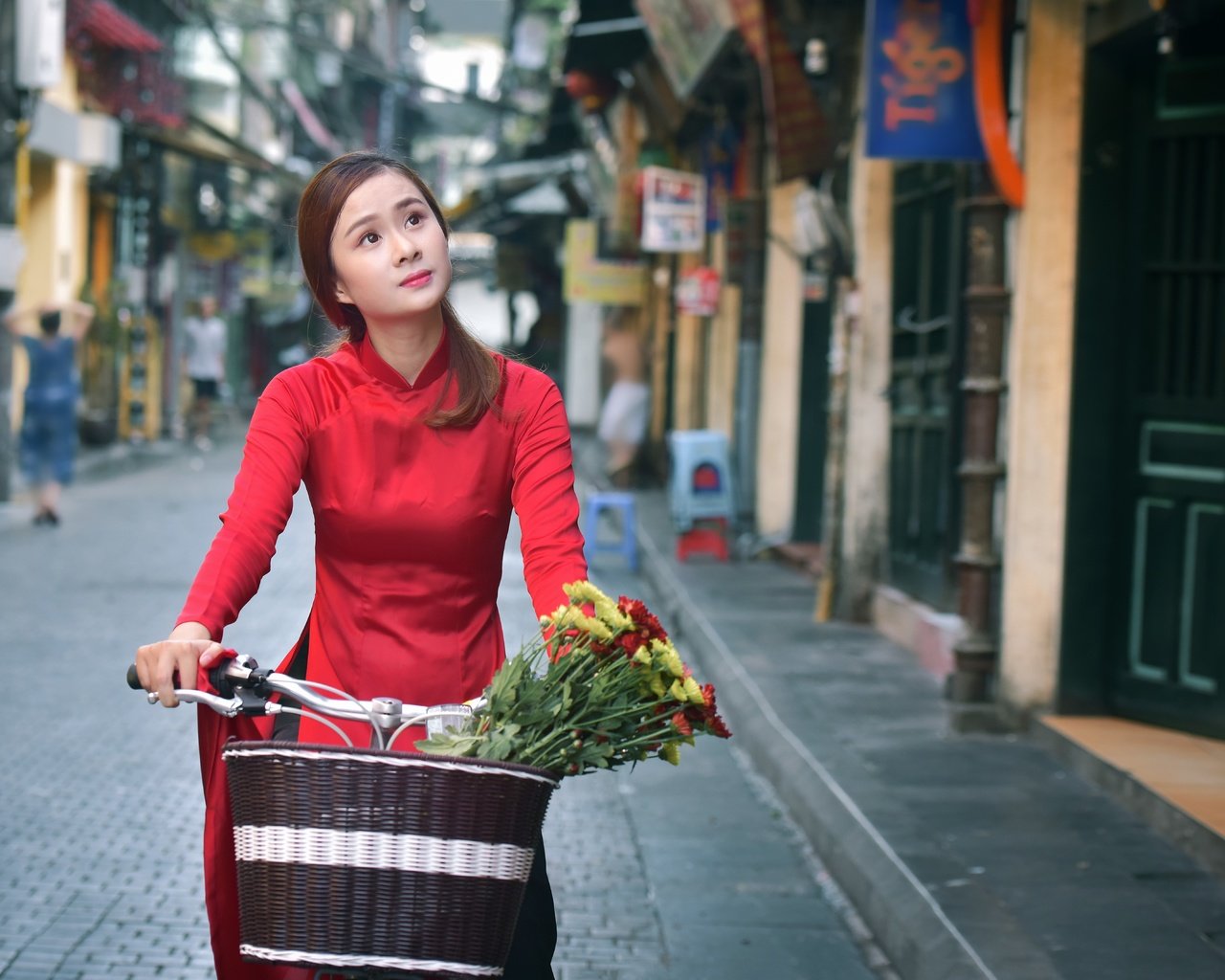 Обои цветы, девушка, улица, лицо, корзина, азиатка, велосипед, flowers, girl, street, face, basket, asian, bike разрешение 7650x4555 Загрузить