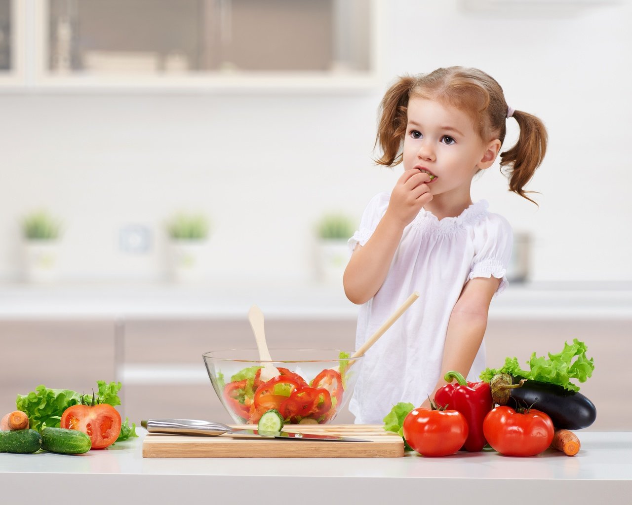 Обои дети, девочка, кухня, волосы, лицо, ребенок, овощи, салат, children, girl, kitchen, hair, face, child, vegetables, salad разрешение 3660x2848 Загрузить