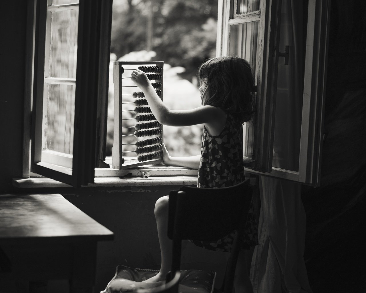 Обои чёрно-белое, дети, девочка, окно, счеты, black and white, children, girl, window, scores разрешение 5439x4912 Загрузить