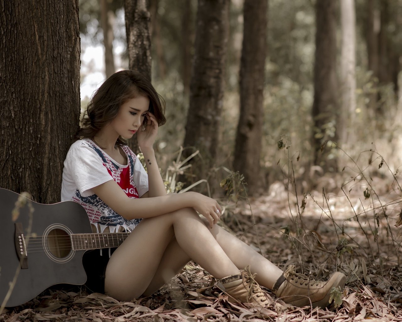 Обои деревья, девушка, настроение, гитара, взгляд, азиатка, trees, girl, mood, guitar, look, asian разрешение 5083x3500 Загрузить