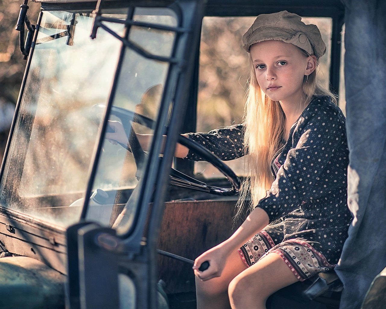 Обои кабина, блондинка, дети, девочка, волосы, кепка, руль, cabin, blonde, children, girl, hair, cap, the wheel разрешение 2222x1250 Загрузить