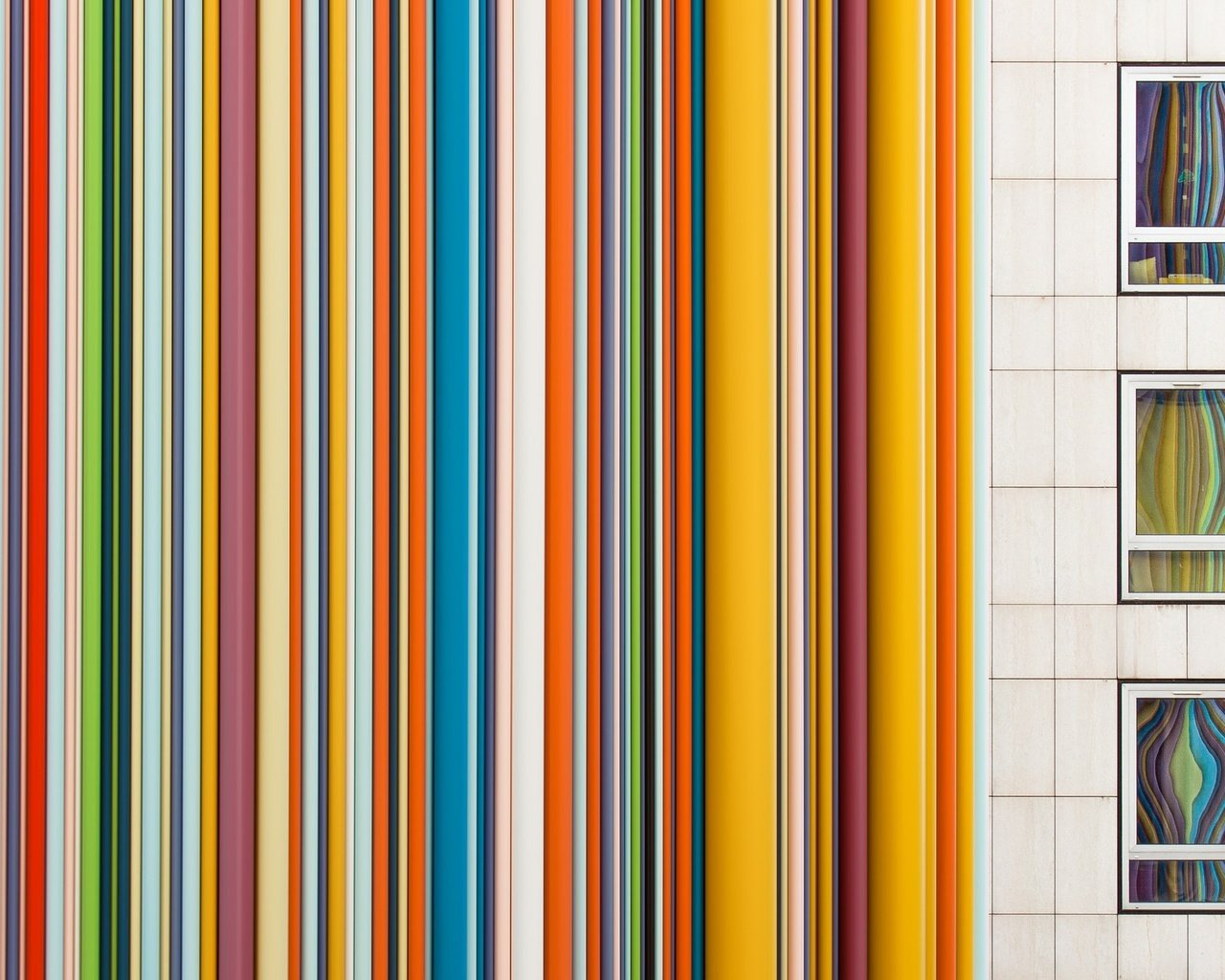Стена в вертикальную разноцветную полоску