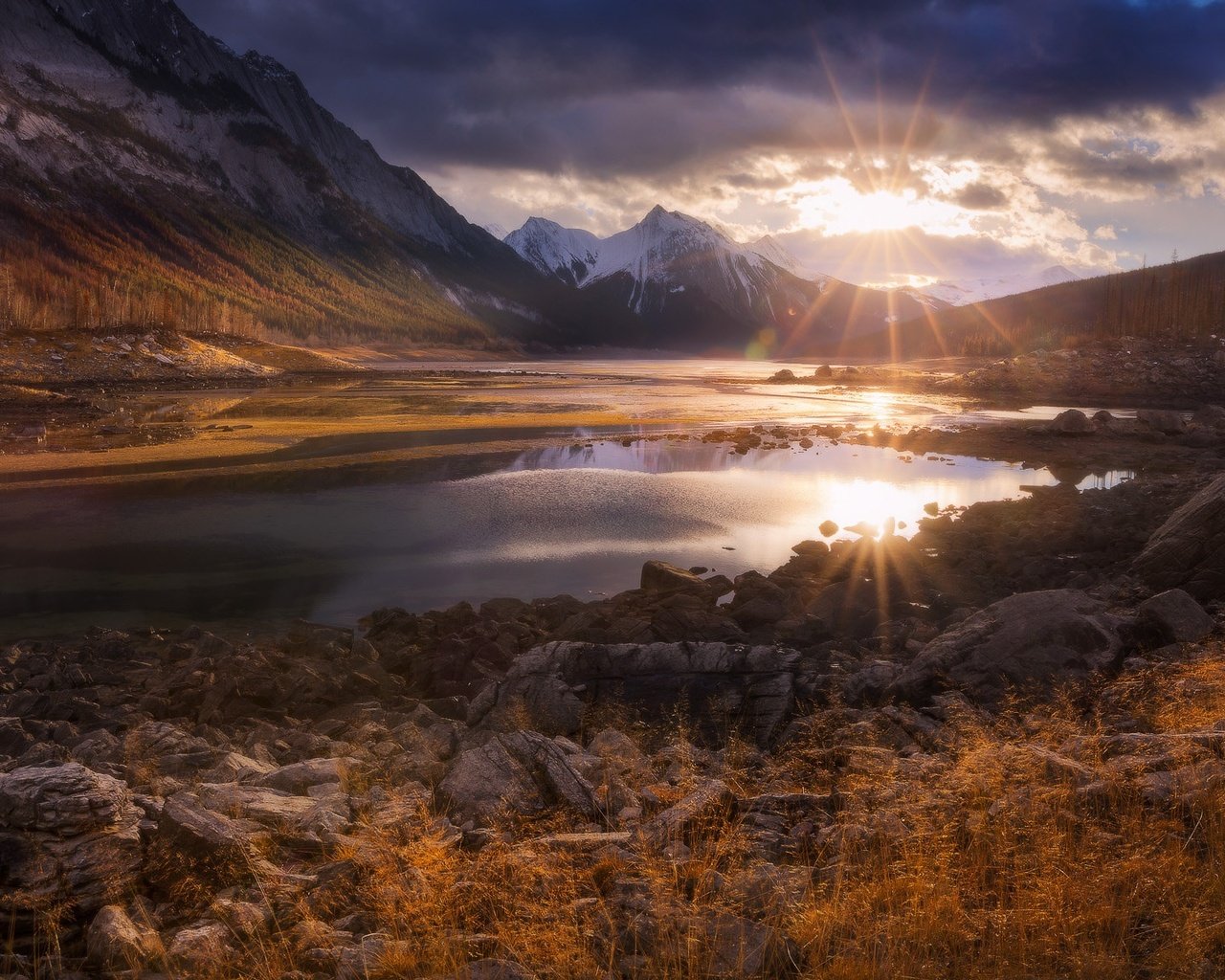 Обои облака, озеро, горы, утро, рассвет, канада, провинция альберта, clouds, lake, mountains, morning, dawn, canada, alberta разрешение 2048x1152 Загрузить