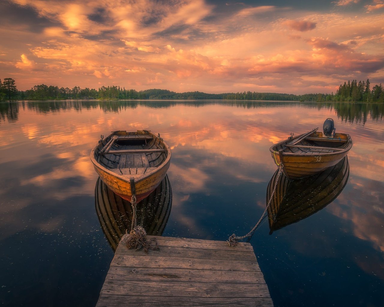 Обои небо, облака, деревья, озеро, отражение, лодки, причал, норвегия, the sky, clouds, trees, lake, reflection, boats, pier, norway разрешение 2000x1335 Загрузить