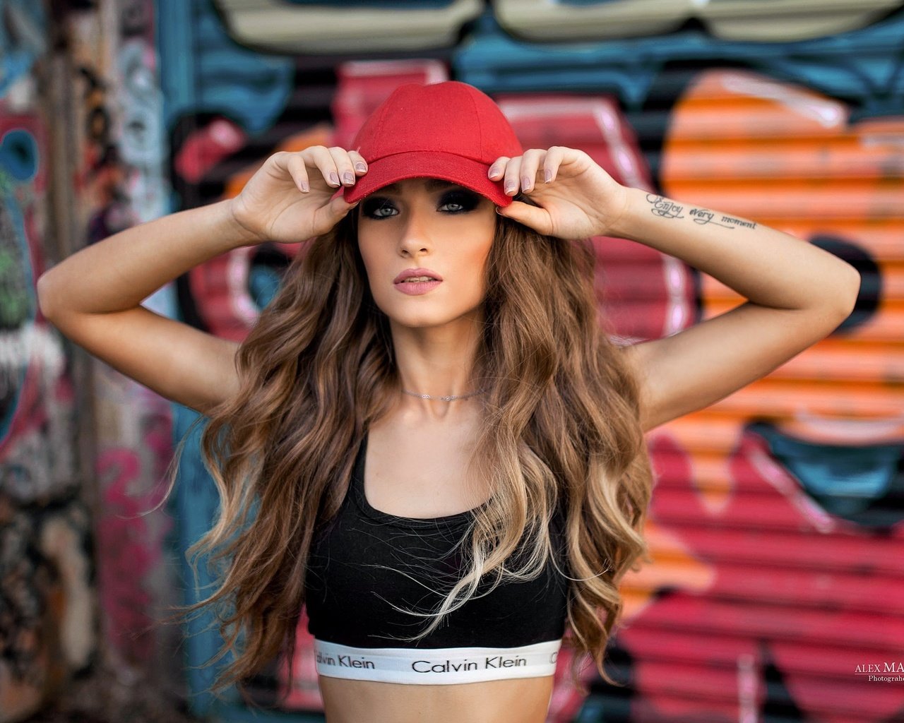 Обои поза, волосы, макияж, граффити, кепка, майка, боке, aleksandra taranova, pose, hair, makeup, graffiti, cap, mike, bokeh разрешение 2560x1612 Загрузить