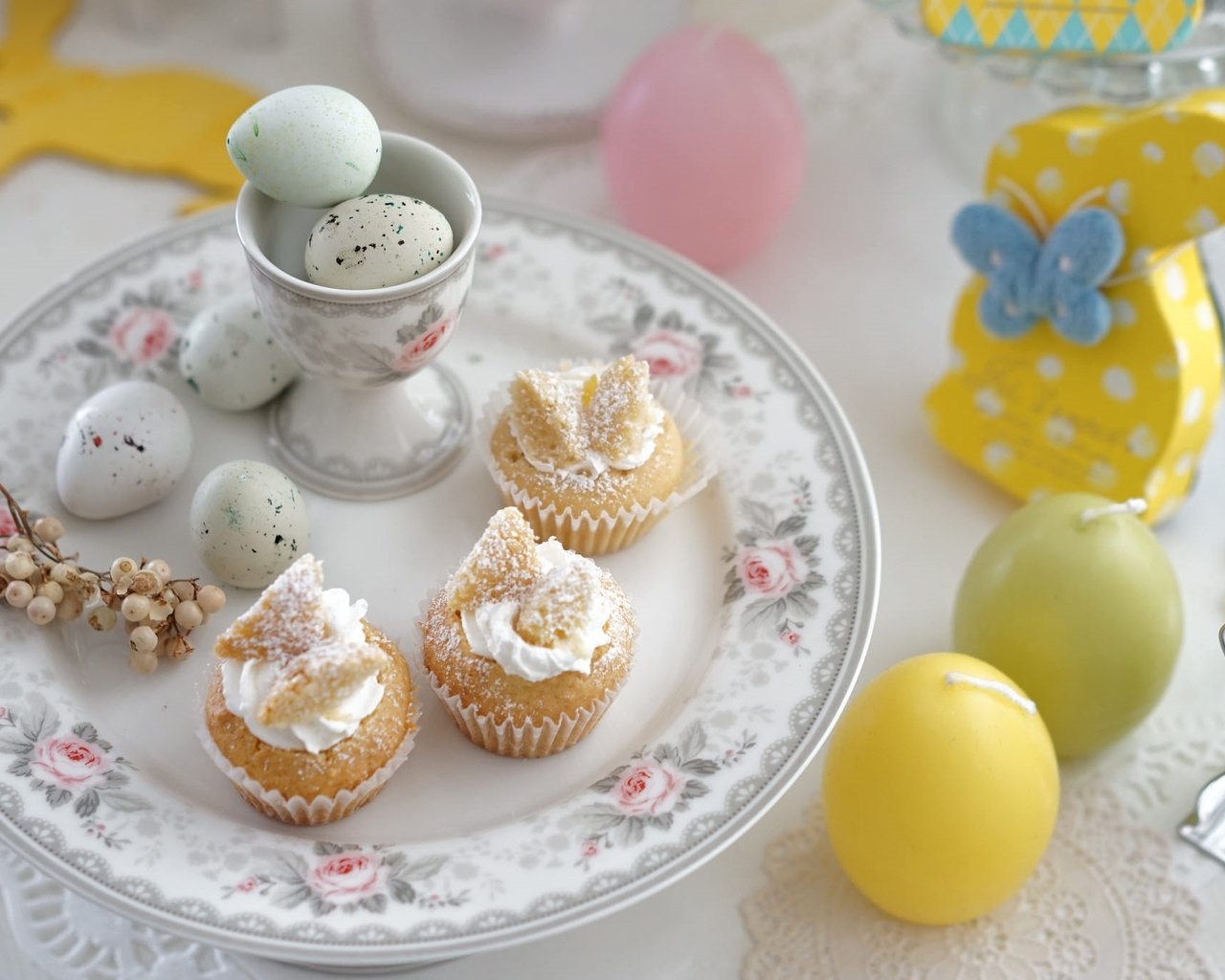 Обои свечи, пасха, яйца, зайчик, пирожные, сервировка, candles, easter, eggs, bunny, cakes, serving разрешение 2048x1365 Загрузить