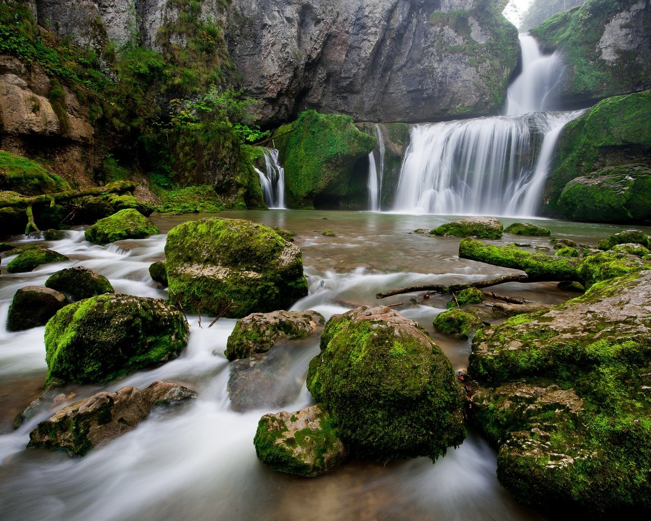 Обои вода, скалы, камни, водопад, мох, ск, water, rocks, stones, waterfall, moss, sk разрешение 2048x1363 Загрузить